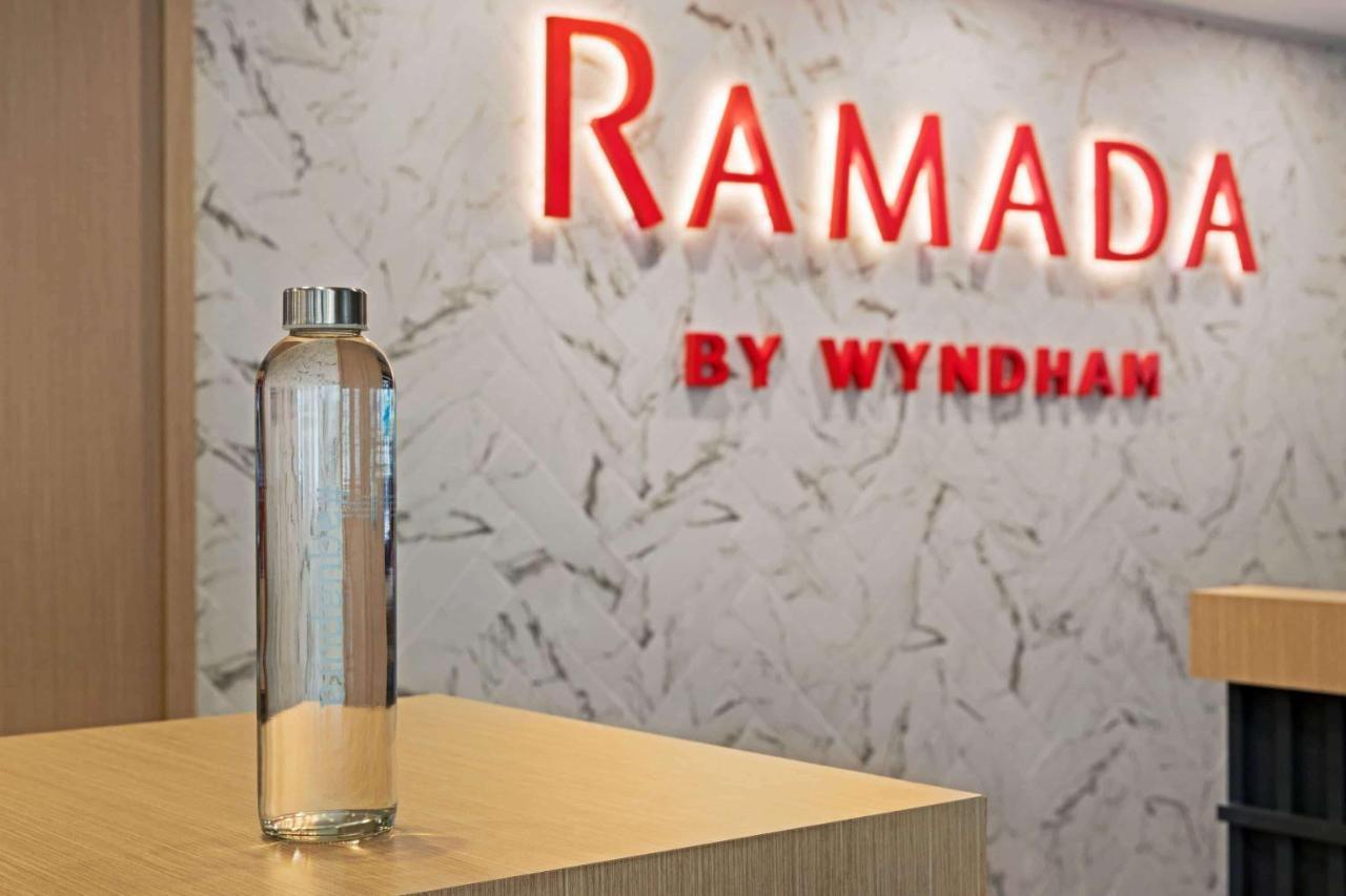 Hotel Ramada By Wyndham Valencia Almussafes Esterno foto