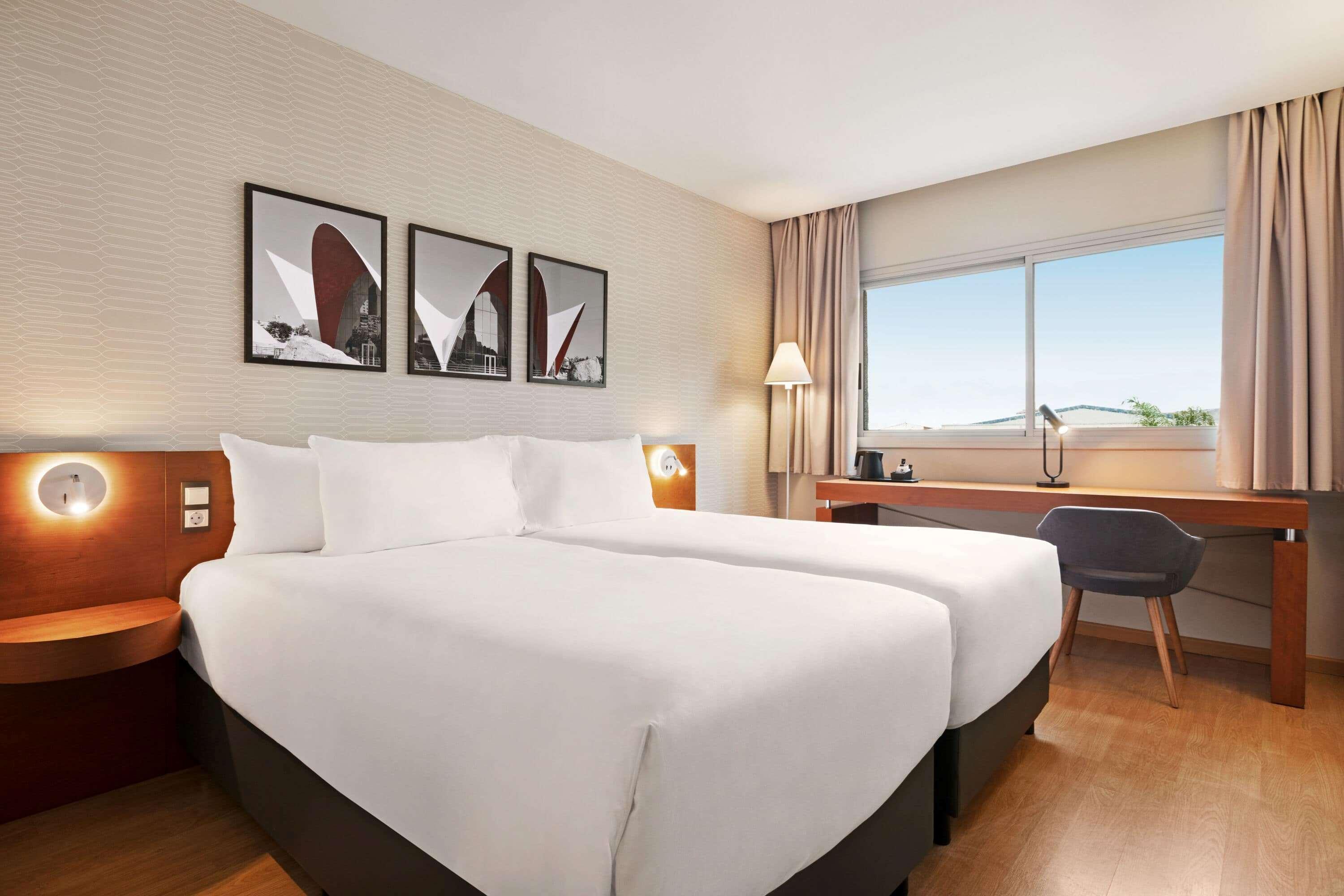 Hotel Ramada By Wyndham Valencia Almussafes Esterno foto