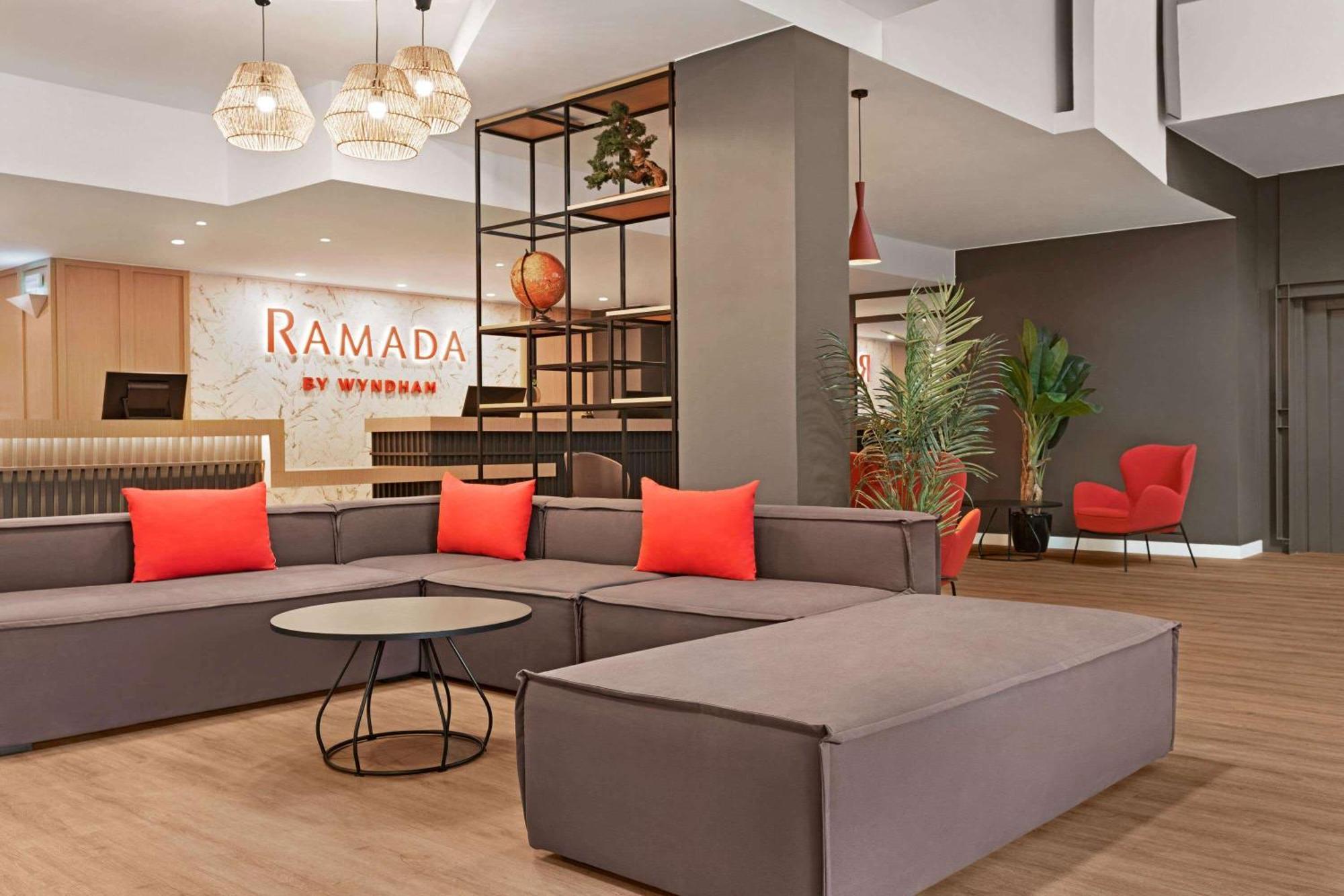 Hotel Ramada By Wyndham Valencia Almussafes Esterno foto