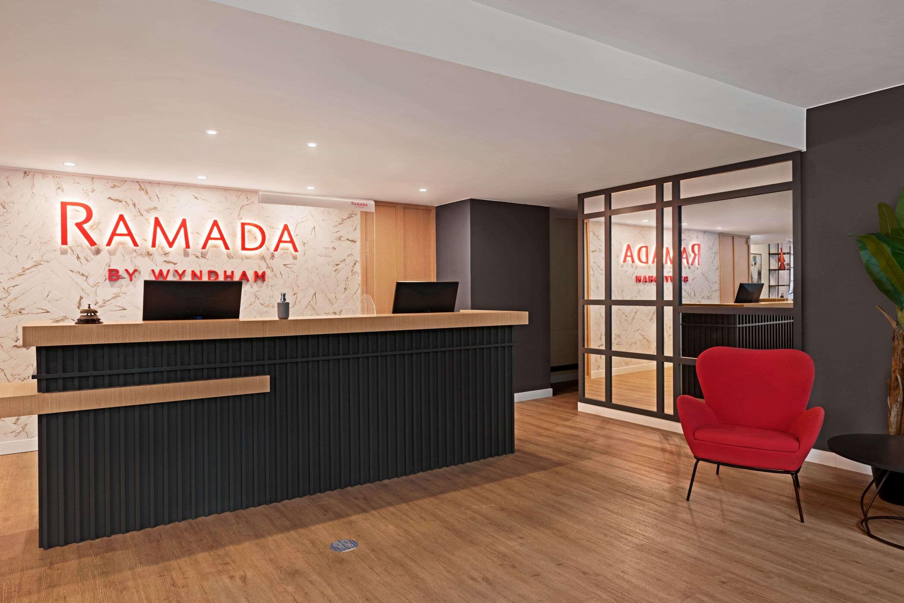 Hotel Ramada By Wyndham Valencia Almussafes Esterno foto
