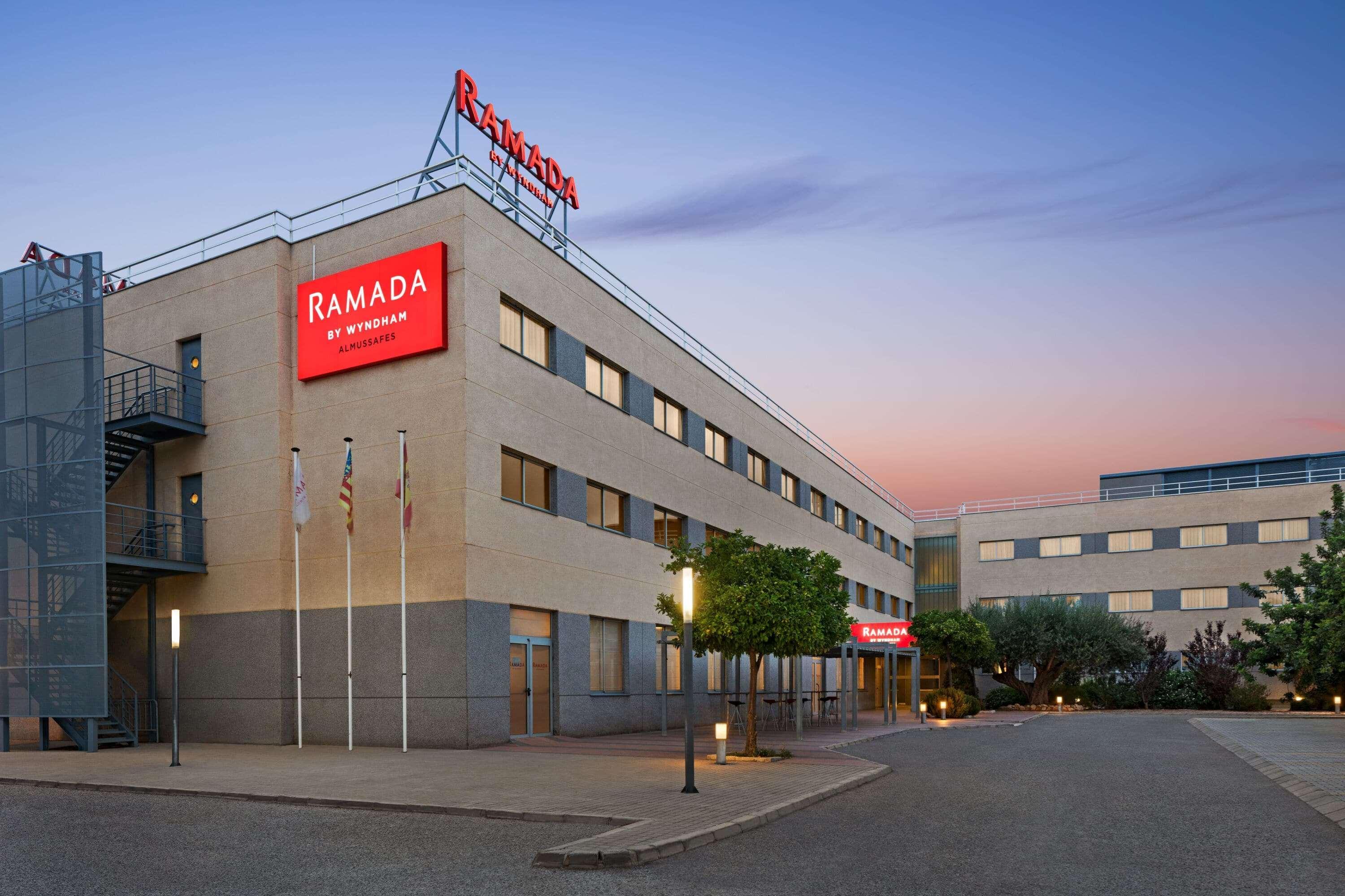 Hotel Ramada By Wyndham Valencia Almussafes Esterno foto