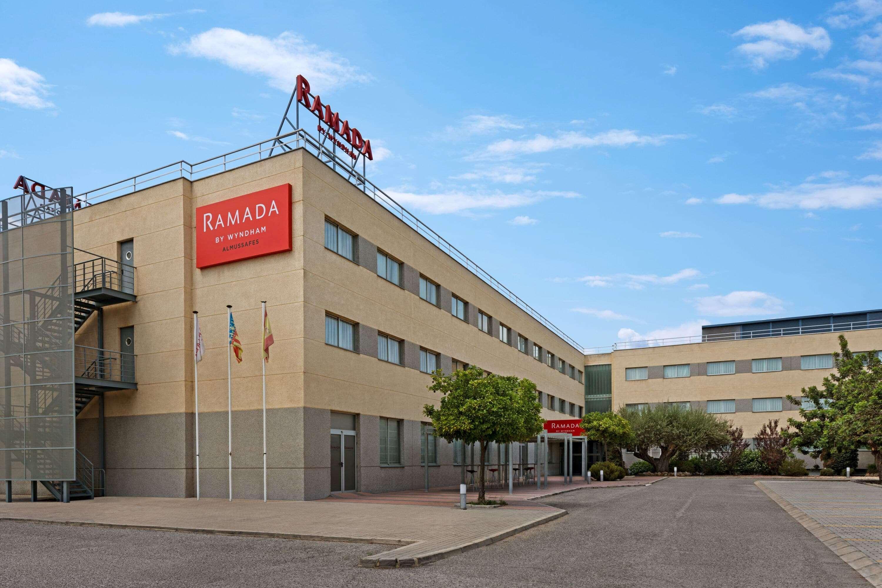 Hotel Ramada By Wyndham Valencia Almussafes Esterno foto