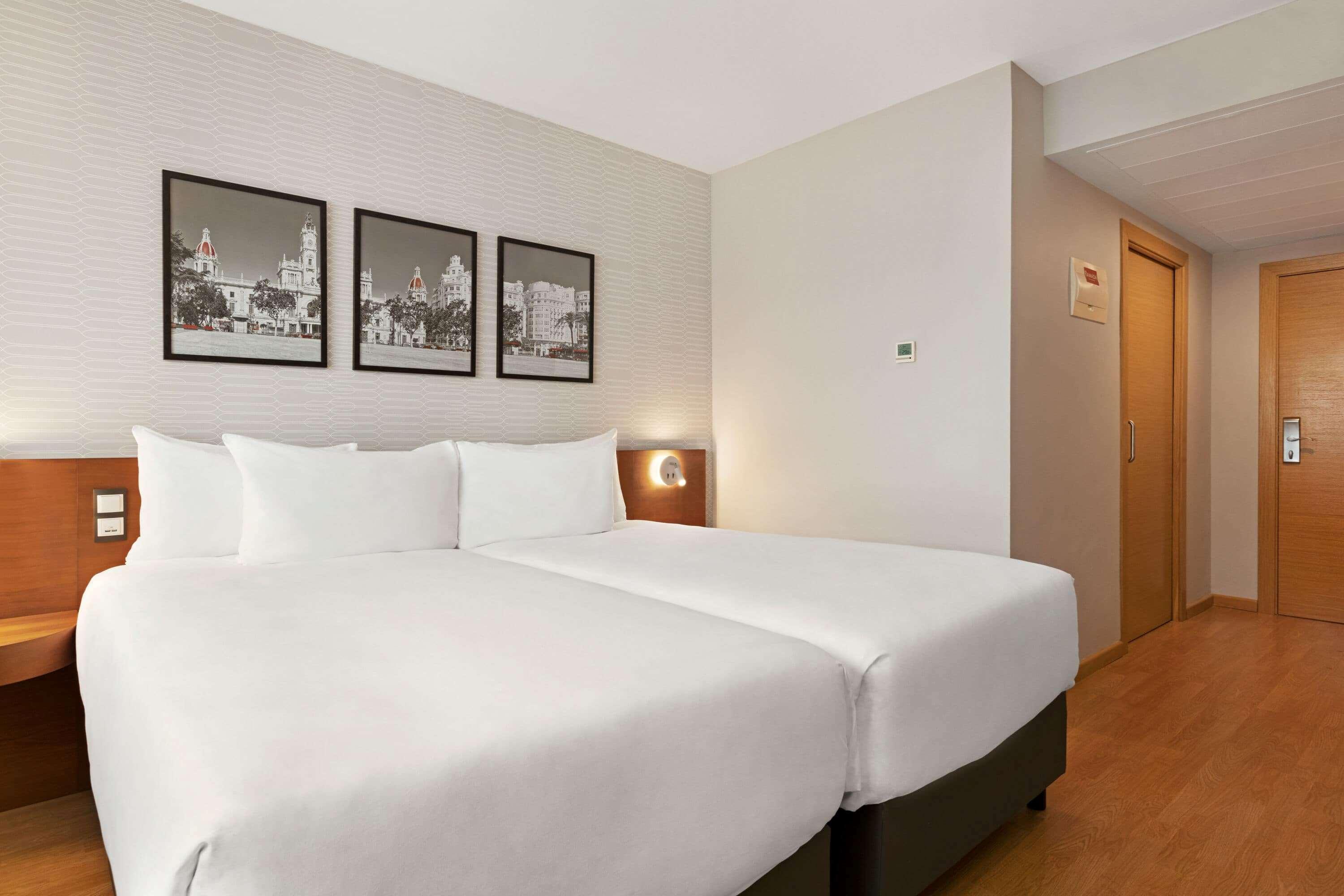 Hotel Ramada By Wyndham Valencia Almussafes Esterno foto