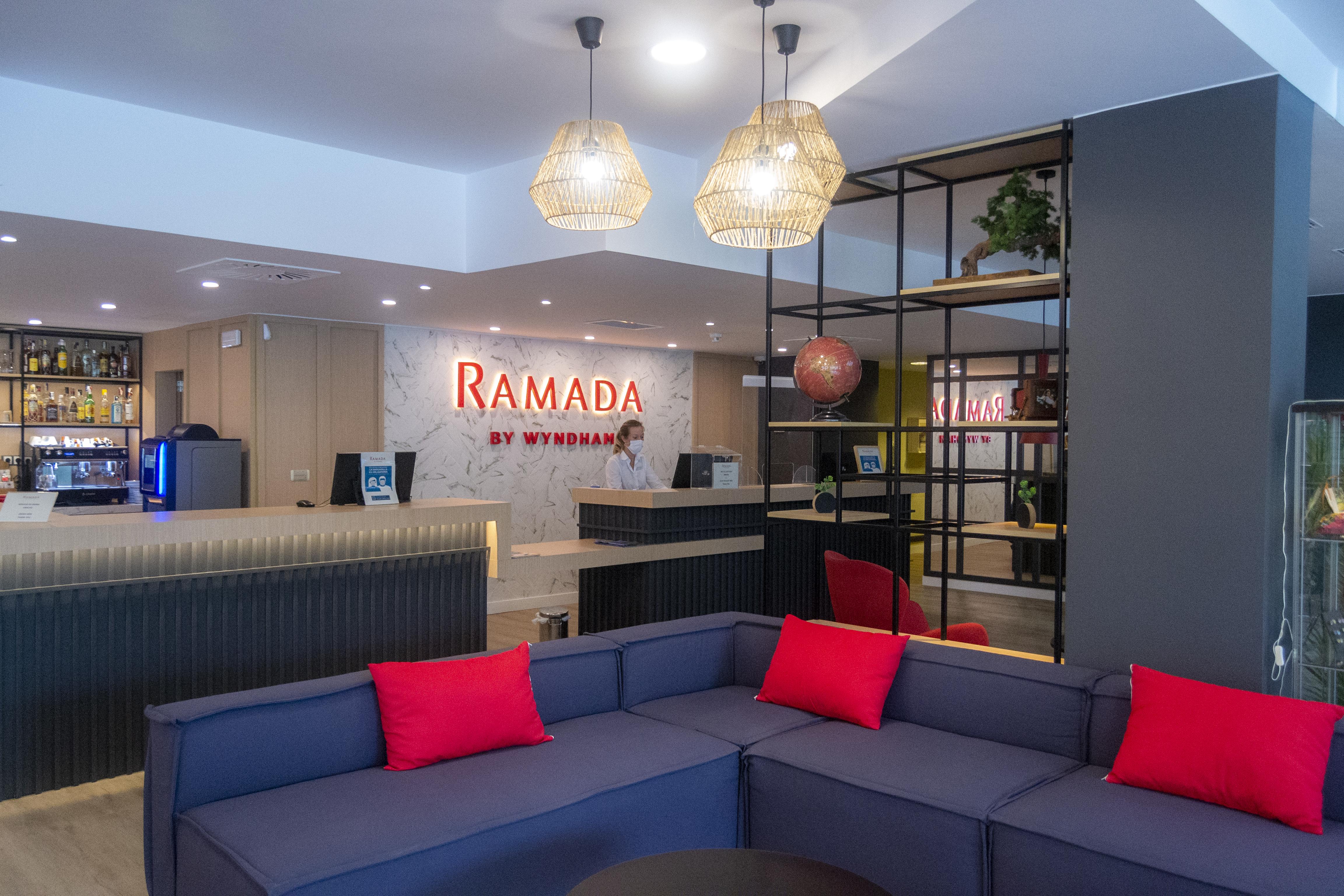 Hotel Ramada By Wyndham Valencia Almussafes Esterno foto