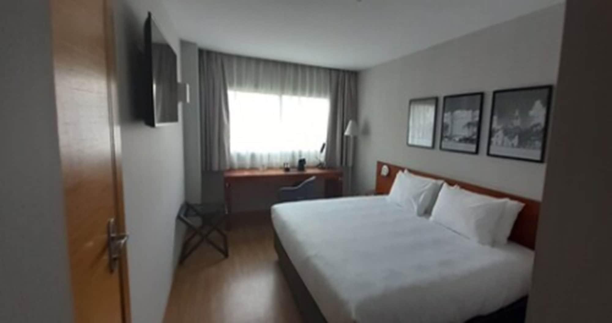 Hotel Ramada By Wyndham Valencia Almussafes Esterno foto