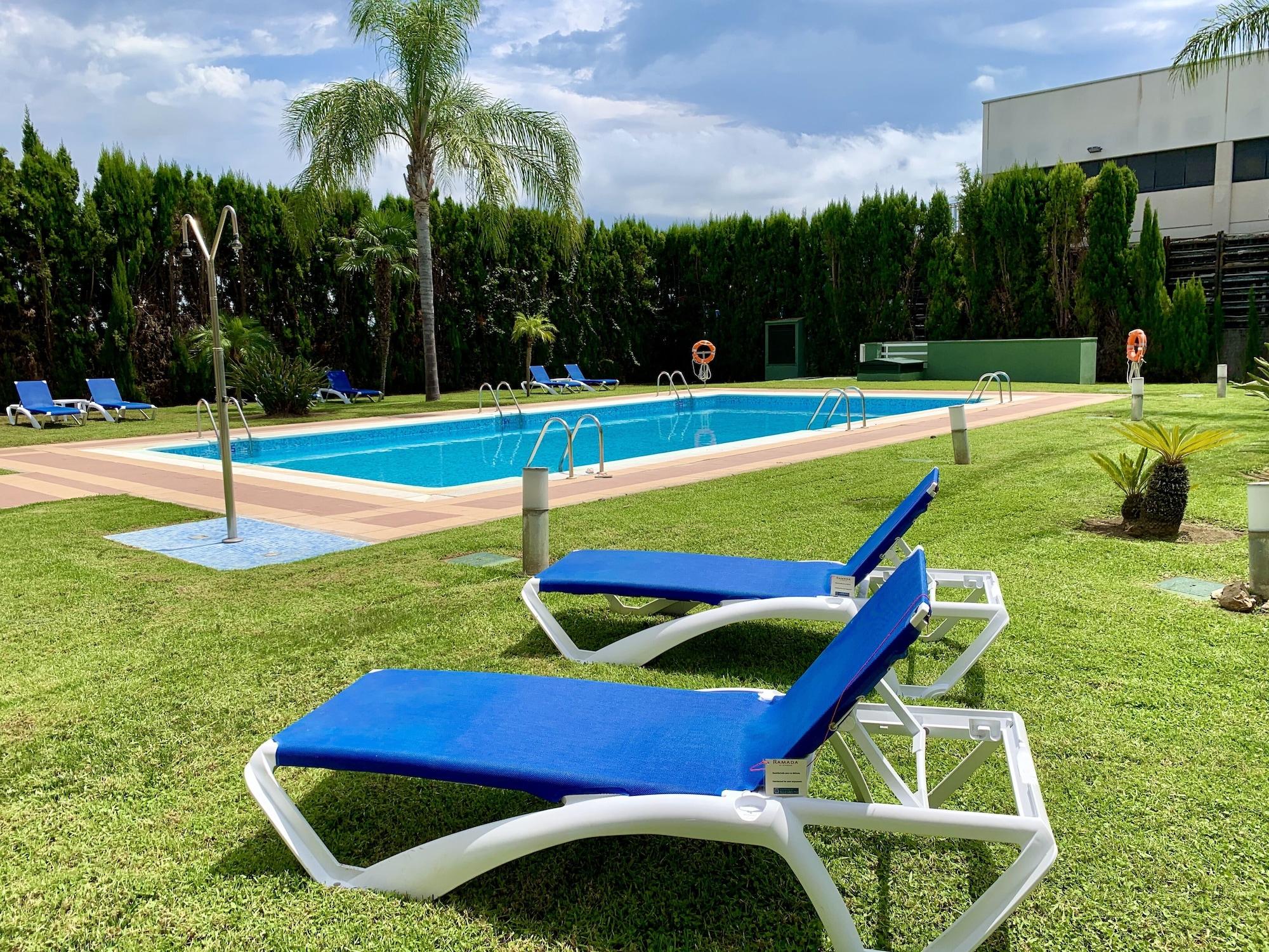 Hotel Ramada By Wyndham Valencia Almussafes Esterno foto