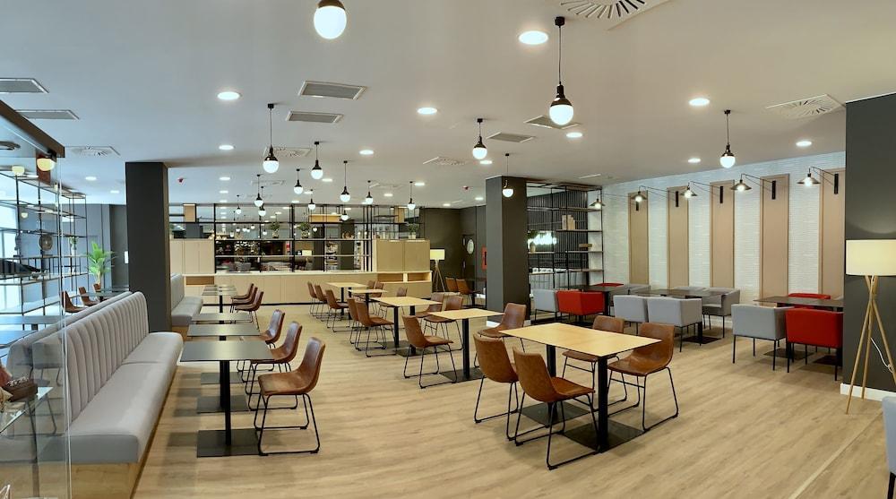 Hotel Ramada By Wyndham Valencia Almussafes Esterno foto